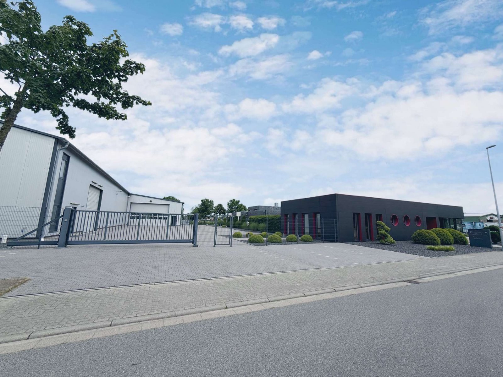 Südliche Zufahrt zum Hofgelände