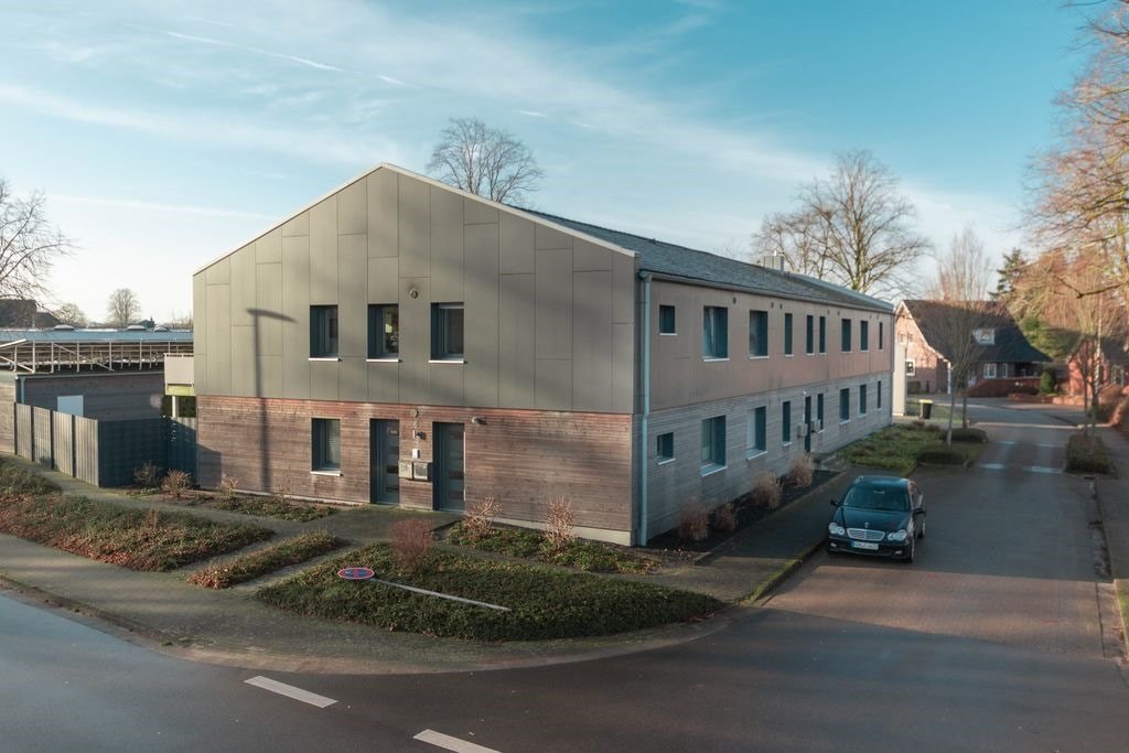 Nordhorn: Mehrparteienhaus mit Gewerbehalle, Photovoltaikanlage und Top-Rendite 
