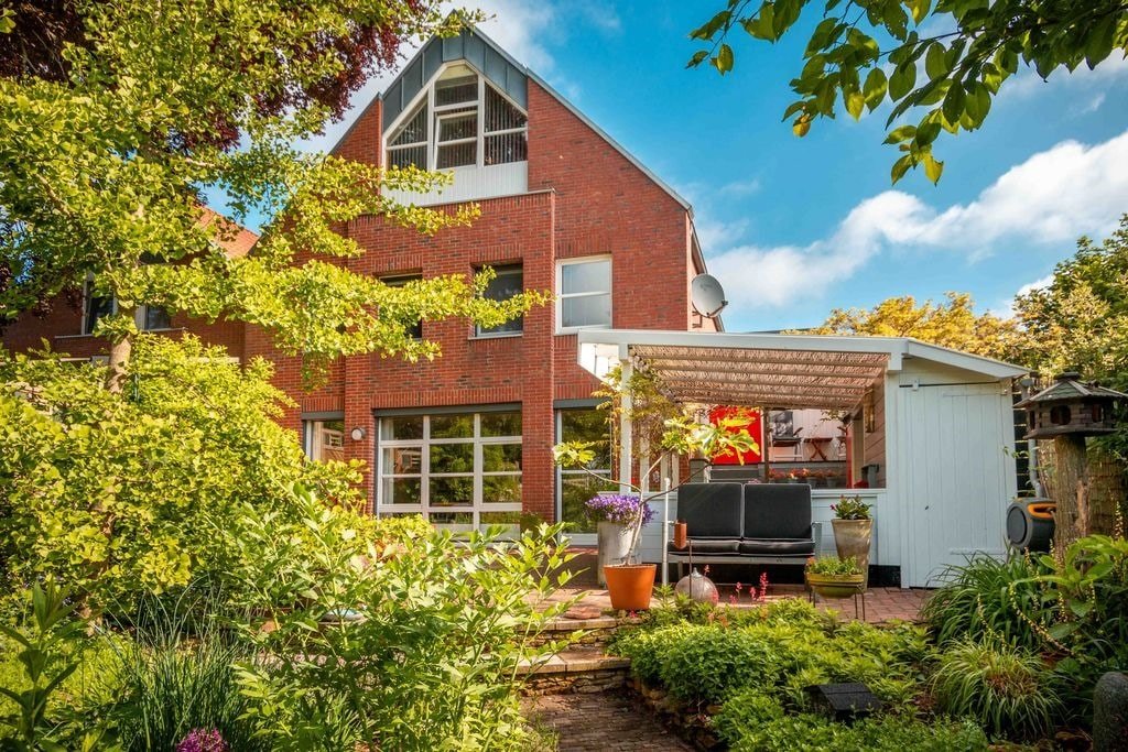 Einladendes Einfamilienhaus mit großzügigem Wohnkomfort und Gartenidylle 