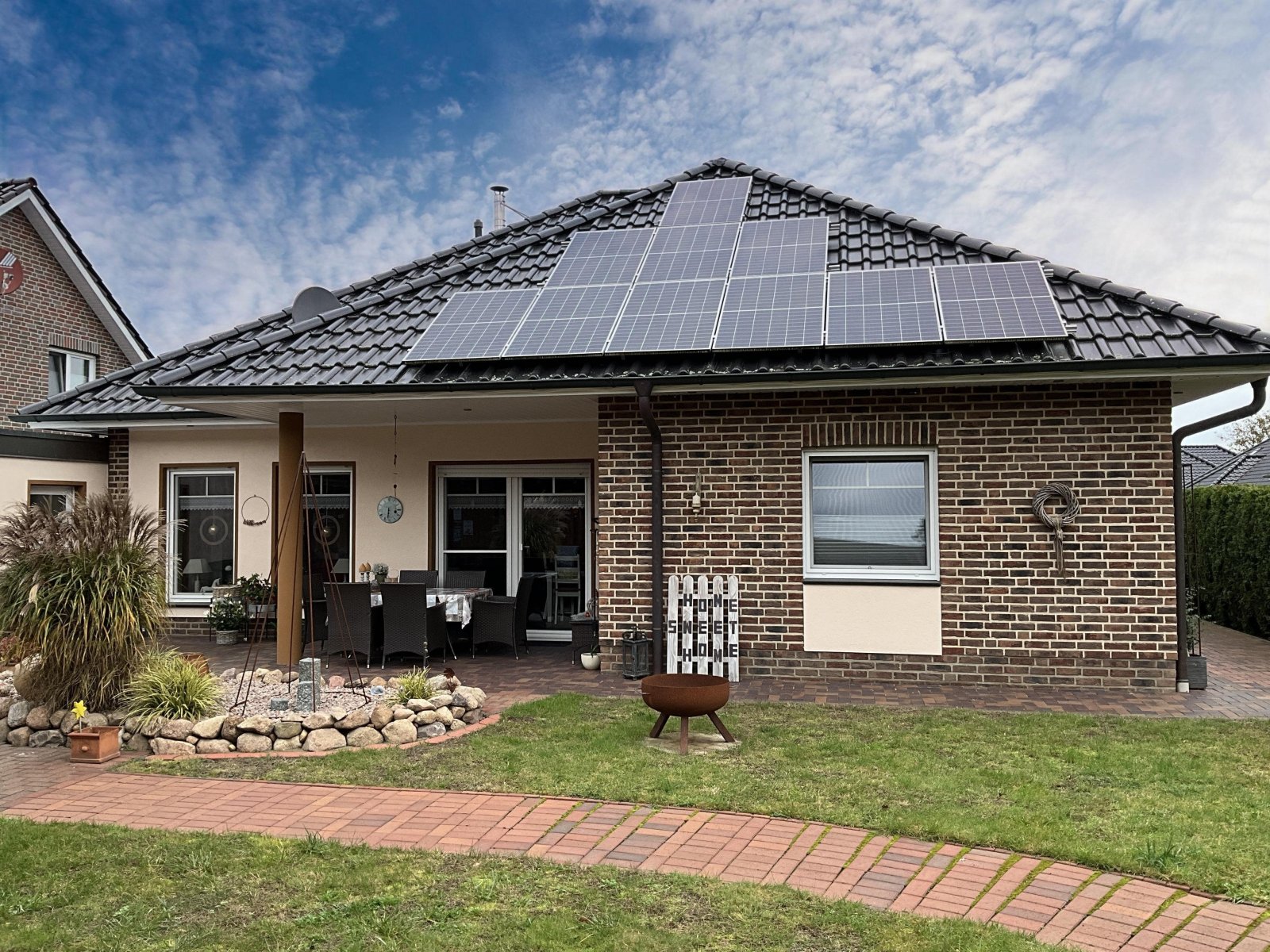 Rückseite vom Wohnhaus mit PV-Anlage