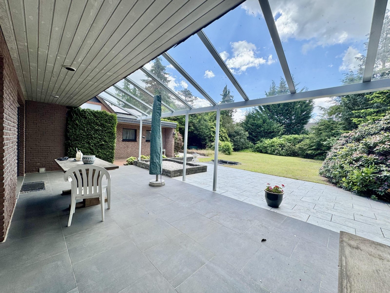überdachte Terrasse