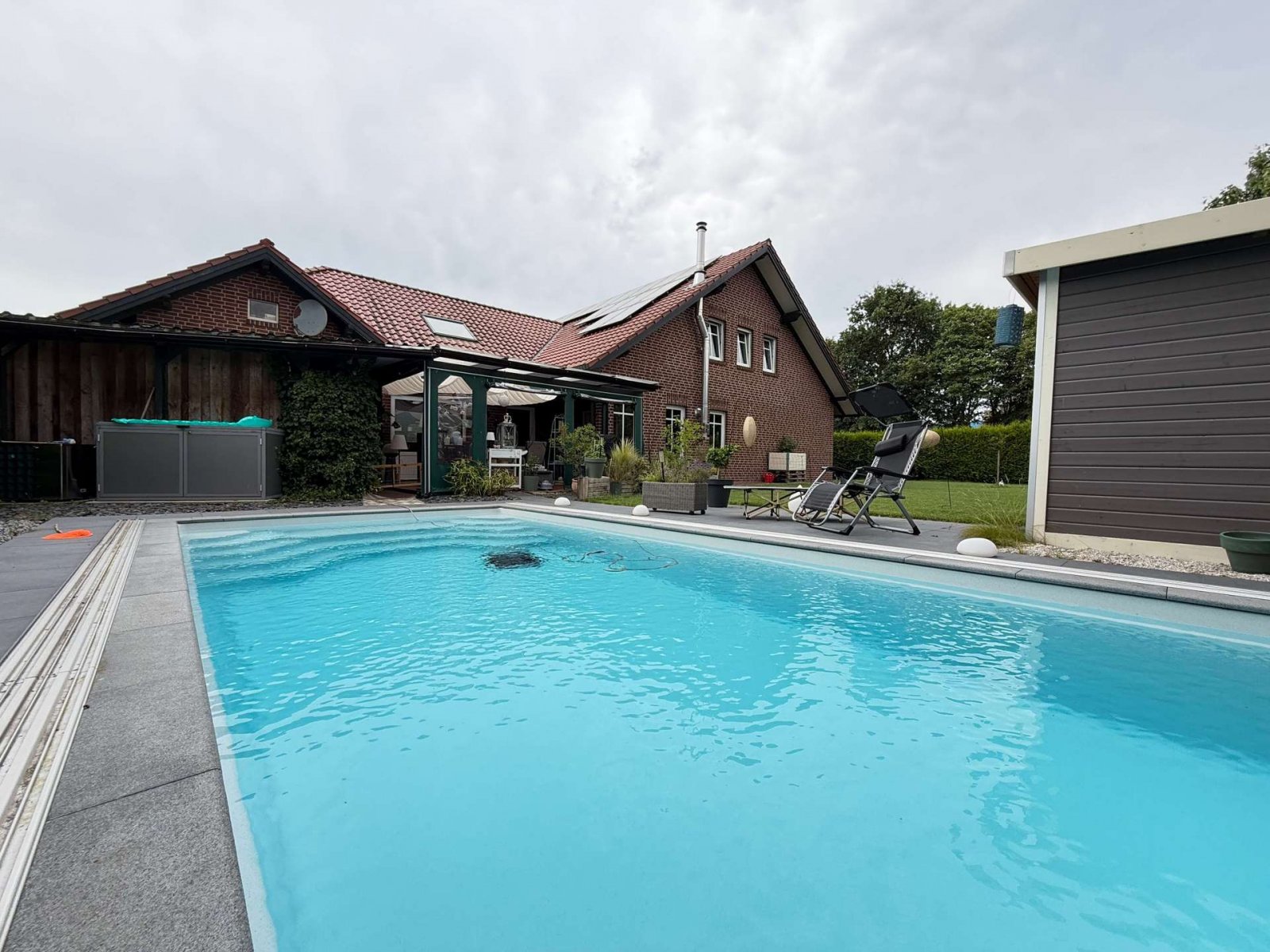 Pool und Wohnhaus Pool und Wohnhaus