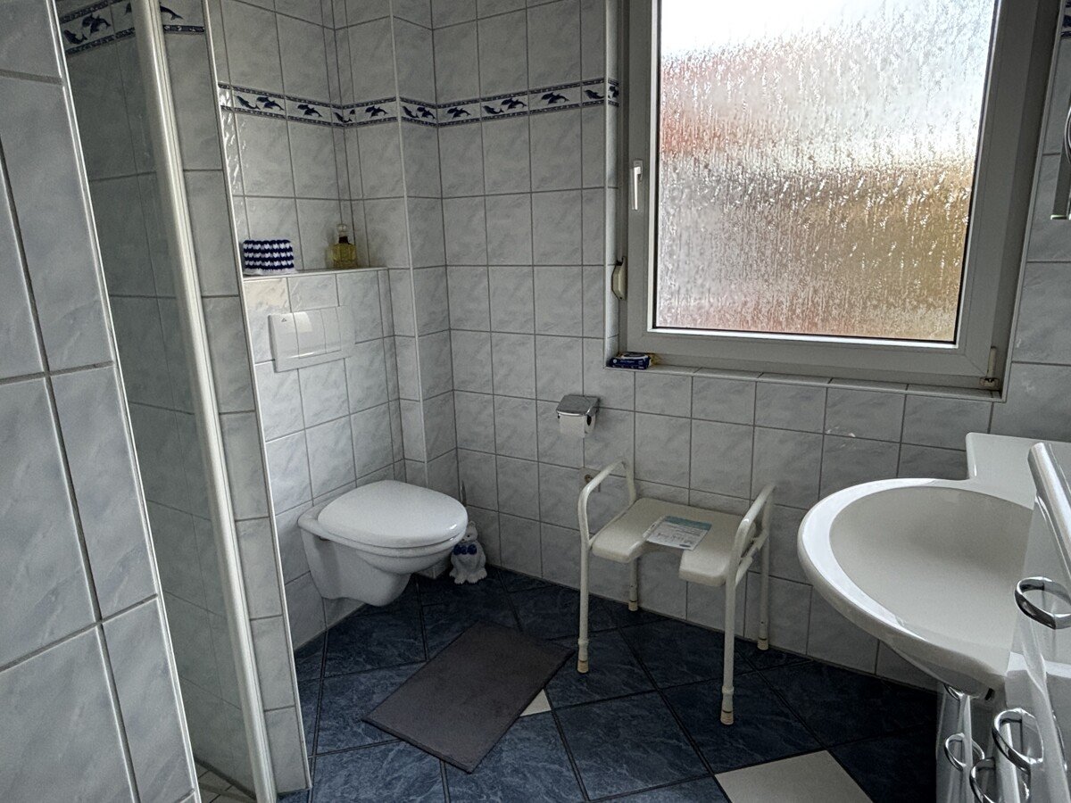 Bad mit ebenerdiger Dusche und WC im Erdgeschoss Bad mit ebenerdiger Dusche und WC im Erdgeschoss