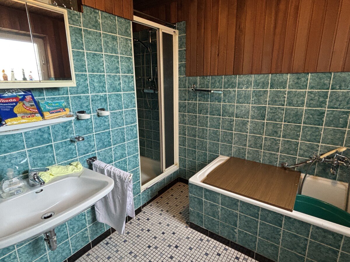Badezimmer mit Wanne und Dusche im Erdgeschoss Badezimmer mit Wanne und Dusche im Erdgeschoss