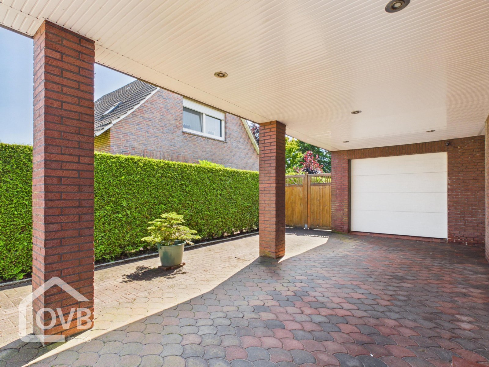 Einfahrt / Carport / Garage