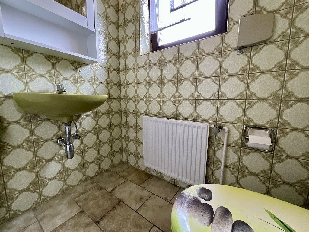 separates WC separates WC