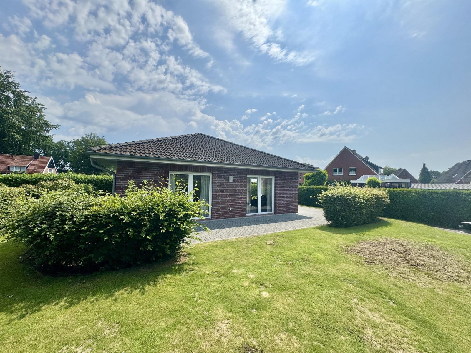 Rückansicht mit Garten Rückansicht mit Garten
