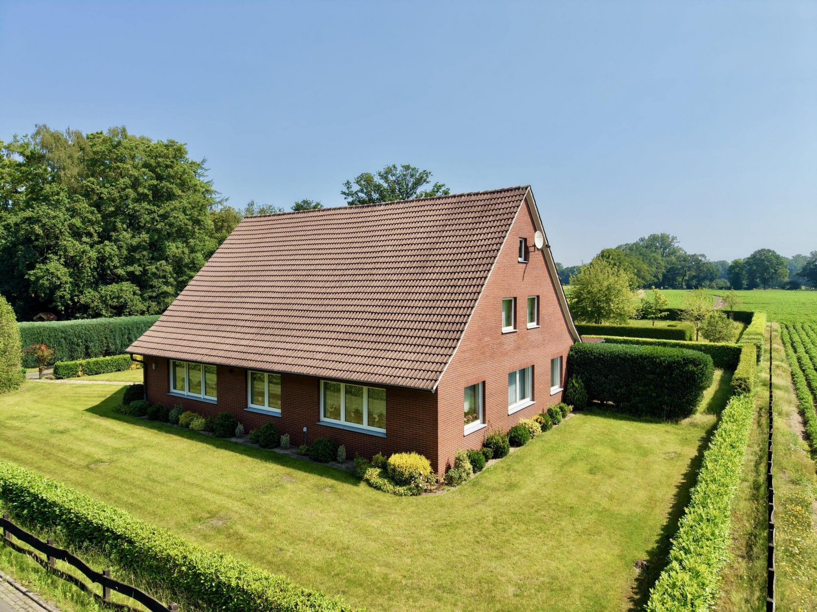 Luftbild seitlich mit Garten Luftbild seitlich mit Garten