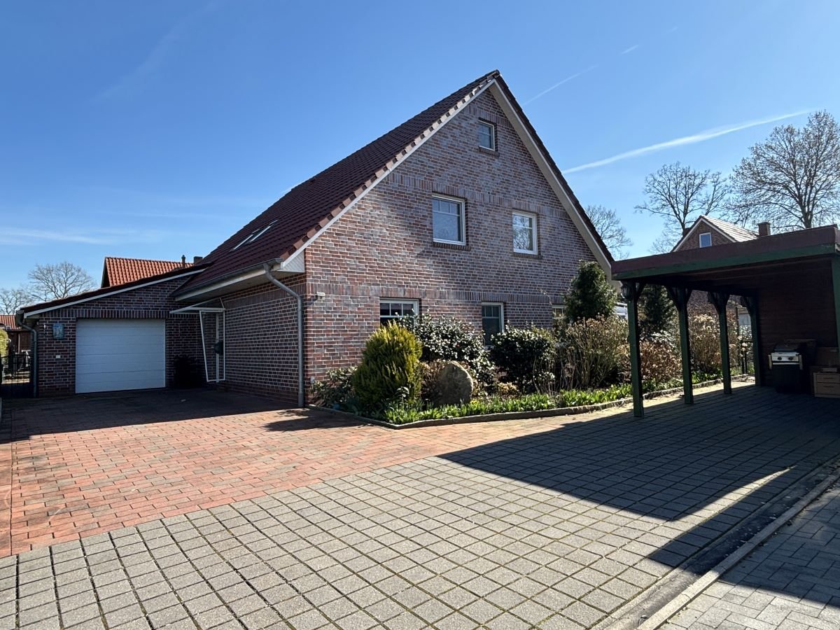 Gesamtansicht mit Carport Gesamtansicht mit Carport