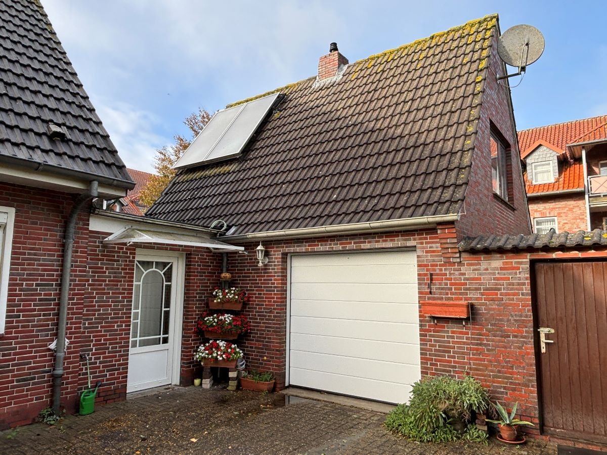 Auffahrt mit Garage Auffahrt mit Garage