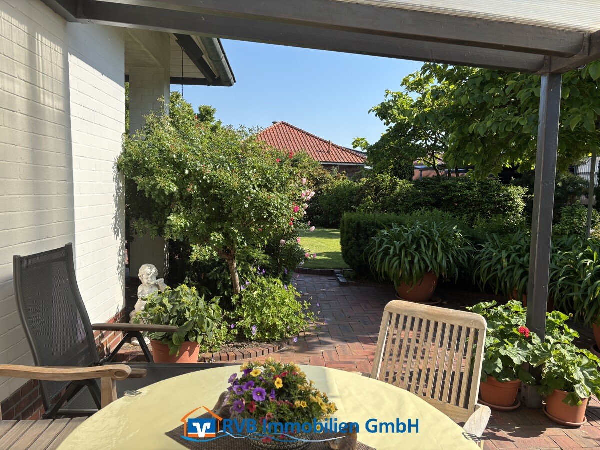 Westterrasse mit Blick in den Garten Westterrasse mit Blick in den Garten