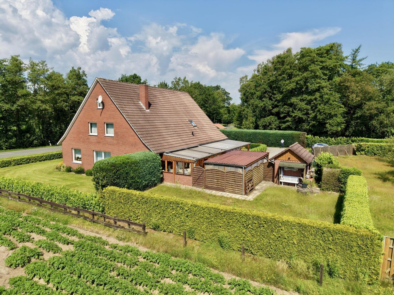 Luftbild seitlich mit Blick auf überdachte Terrasse u. Garten