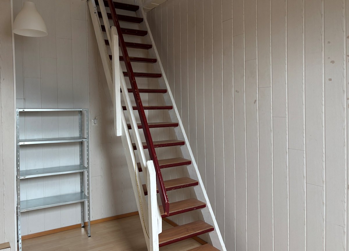 WHS I: Zimnmer IV mit Raumspartreppe zum Dachboden WHS I: Zimnmer IV mit Raumspartreppe zum Dachboden