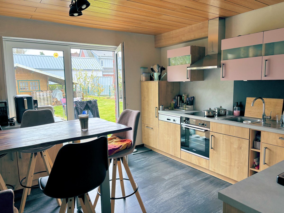 WHSII: Küche mit Einbauküche und Terrassenzugang WHSII: Küche mit Einbauküche und Terrassenzugang