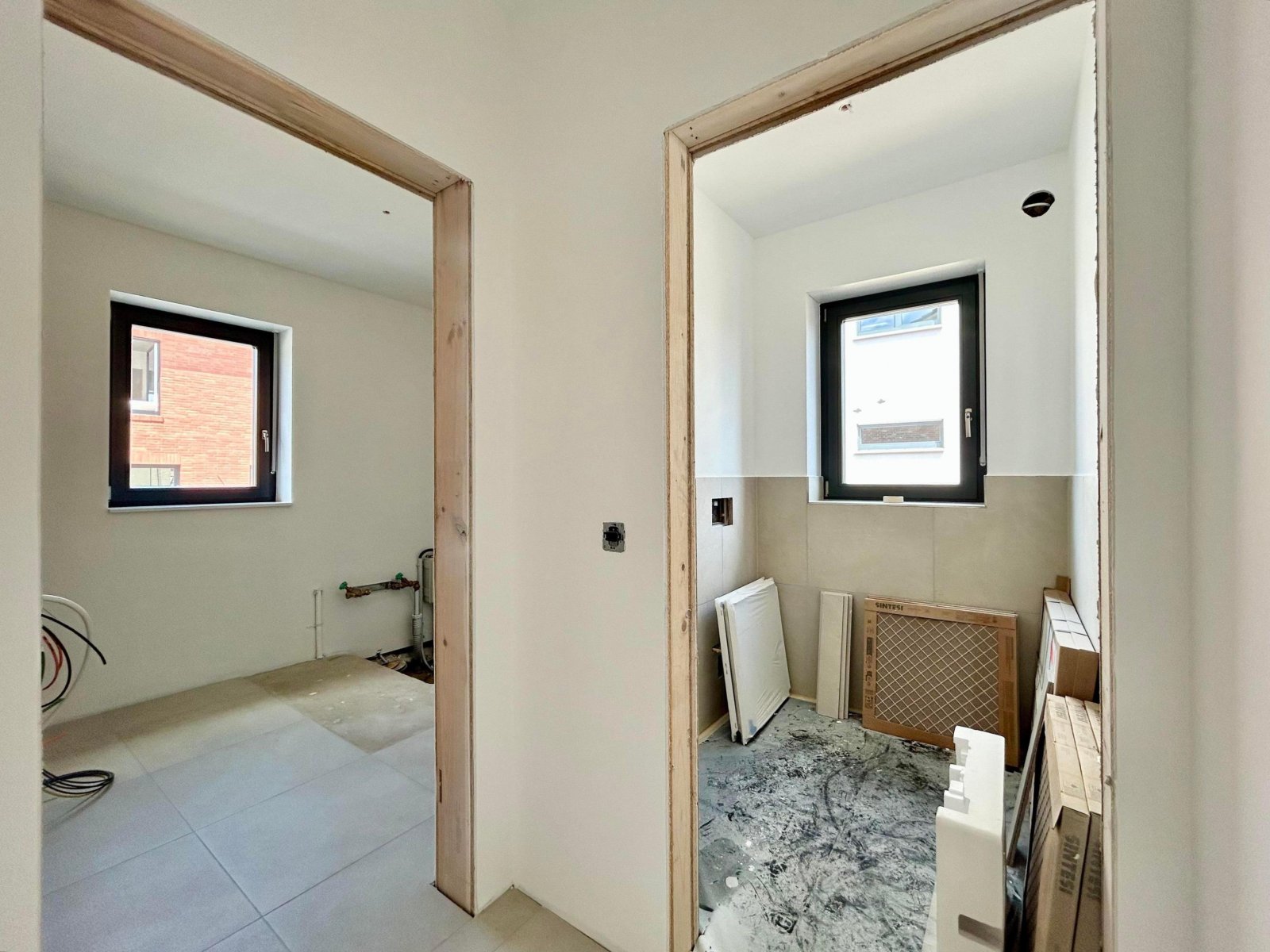 Blick in Gäste-WC und Küche Blick in Gäste-WC und Küche
