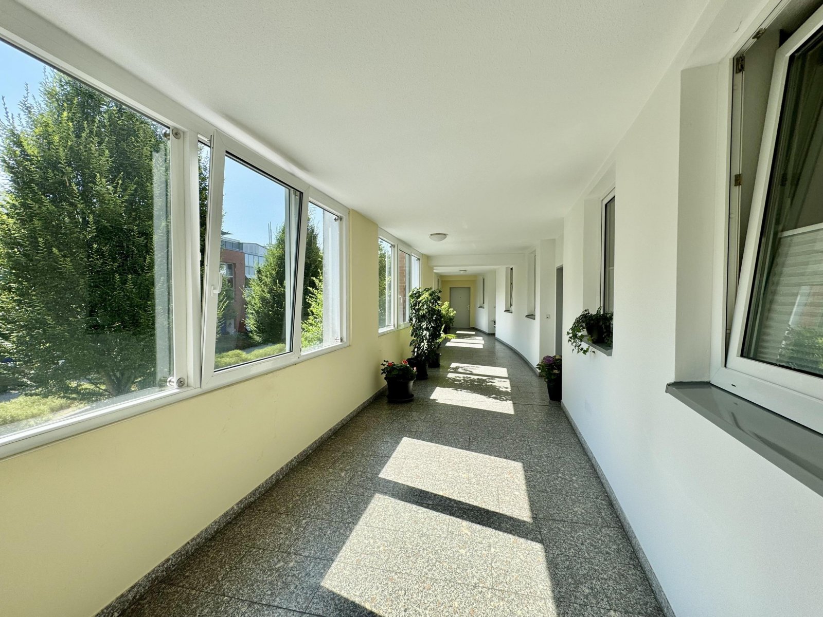 Laubengang zur Wohnung Laubengang zur Wohnung