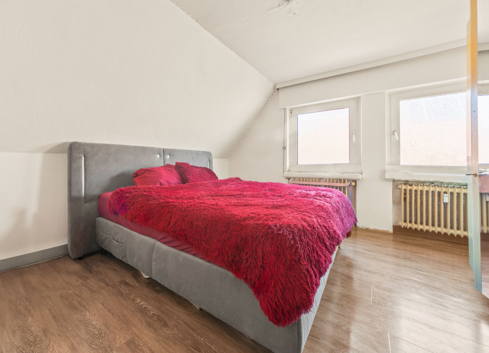 (Eltern-) Schlafzimmer Dachgeschosswohnung (Eltern-) Schlafzimmer Dachgeschosswohnung