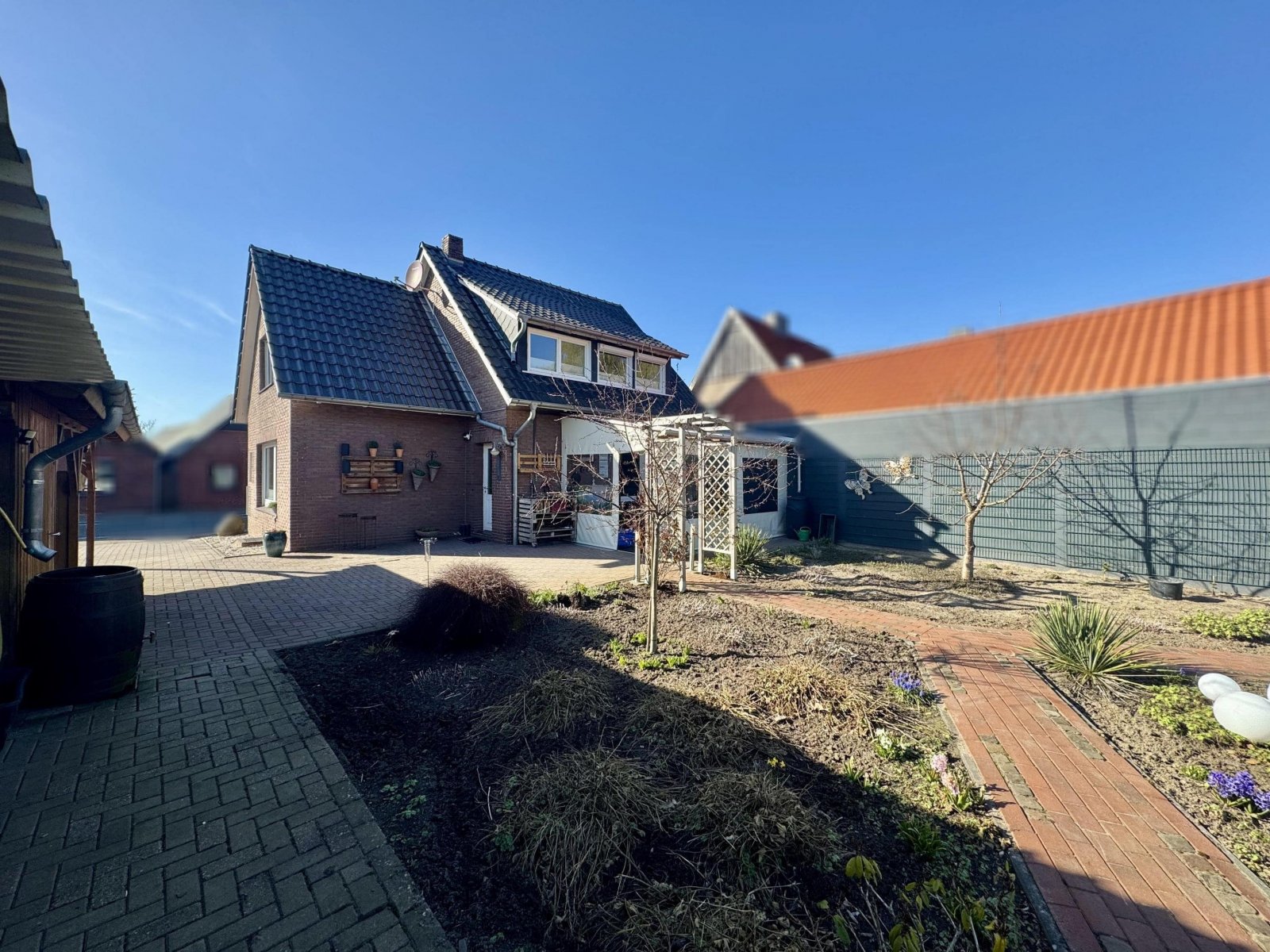 Rückansicht mit Garten Rückansicht mit Garten