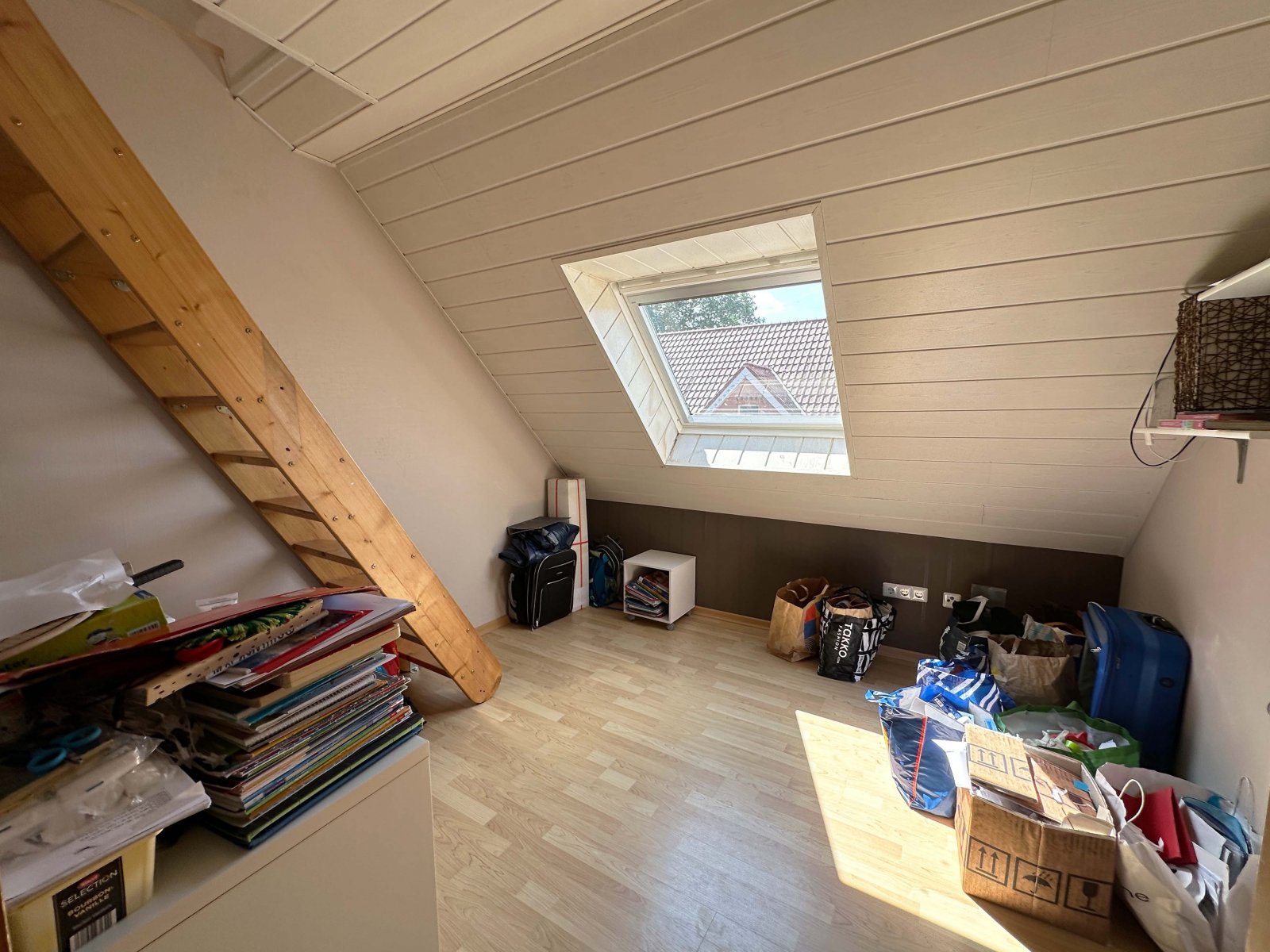 Zimmer 2 DG mit Aufgang Spitzboden