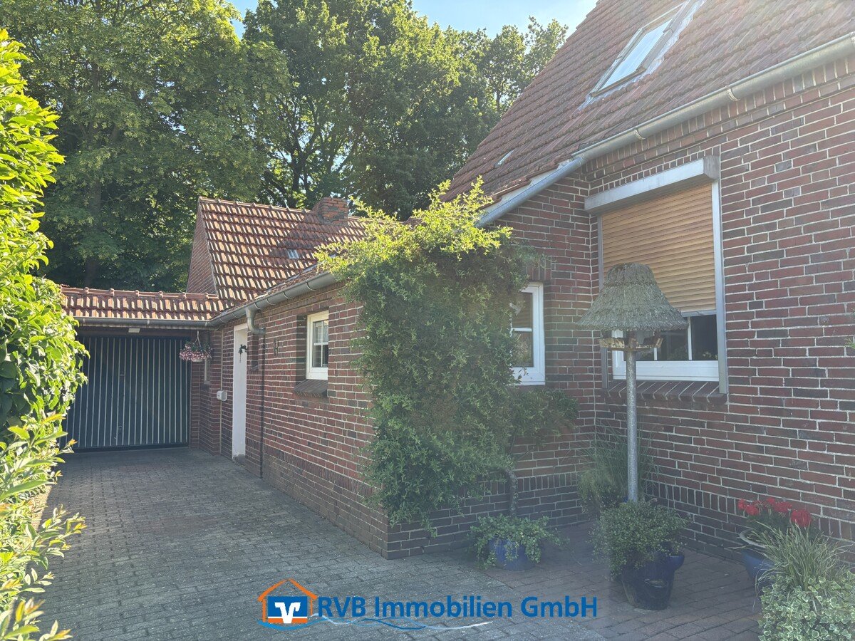 Auffahrt mit Garage Auffahrt mit Garage