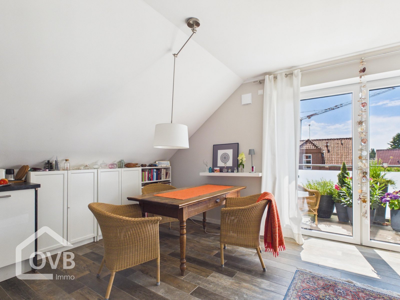 Essbereich mit Zugang zum Balkon
