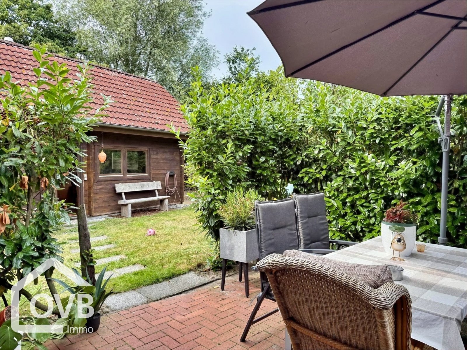 Terrasse mit Weg zum Blockhaus (inkl. Bad, Sauna, Theke und Kamin)