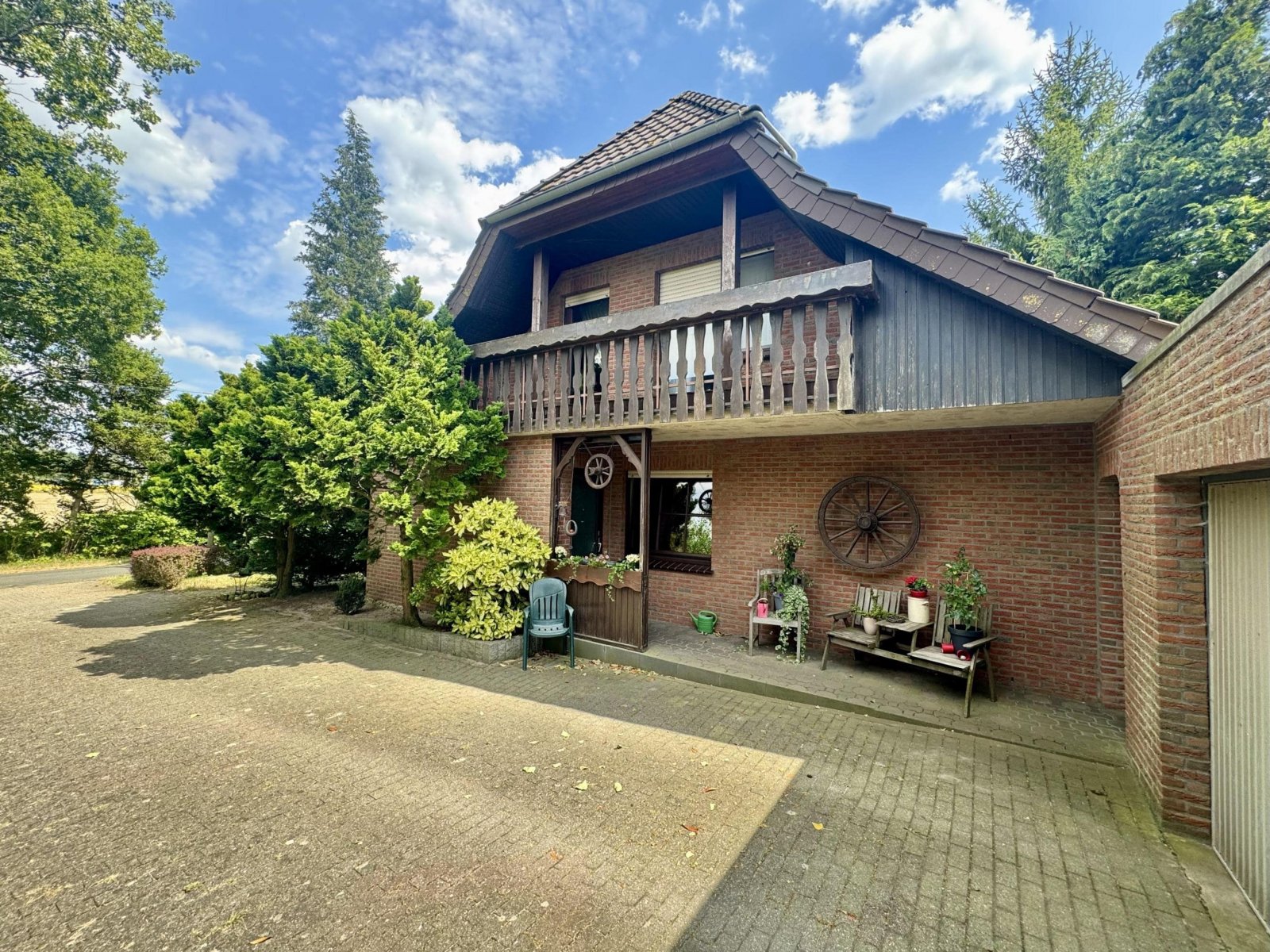 seitliche Ansicht mit Garage/Auffahrt seitliche Ansicht mit Garage/Auffahrt
