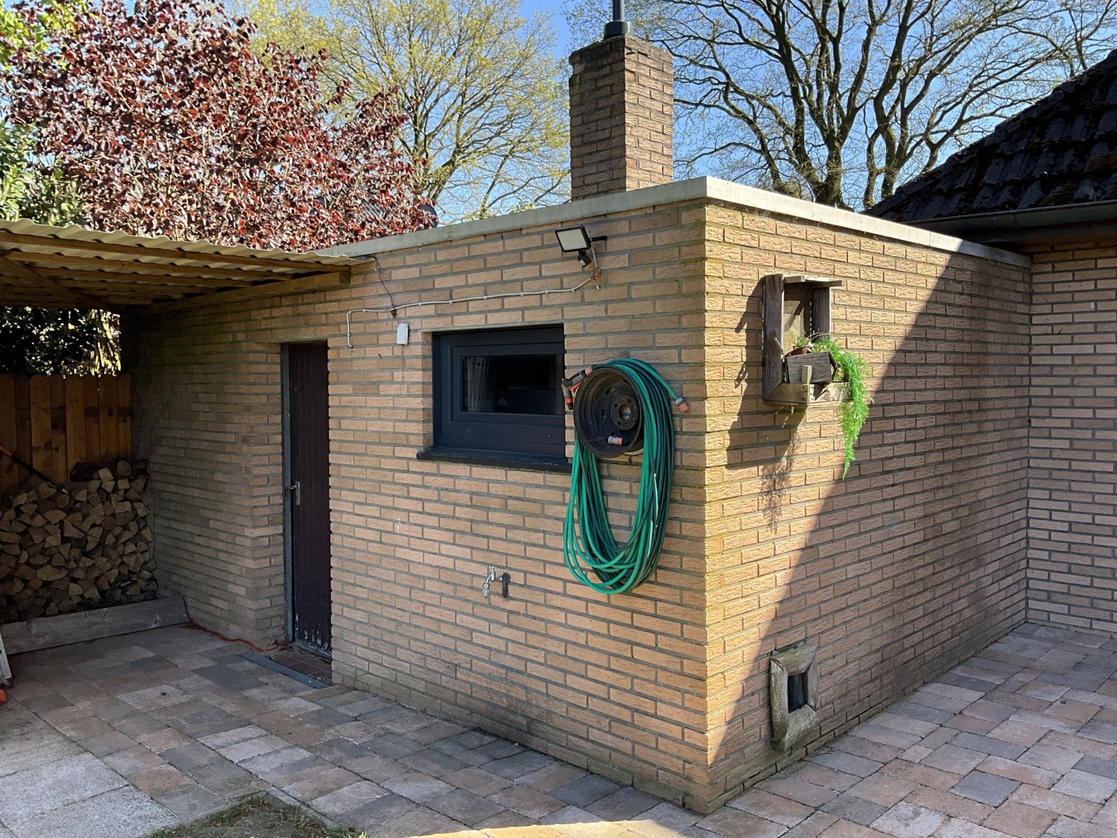 Zugang zur Garage und Heizungsraum Zugang zur Garage und Heizungsraum
