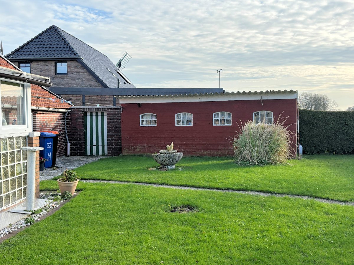 Garten mit Nebengebäude Garten mit Nebengebäude
