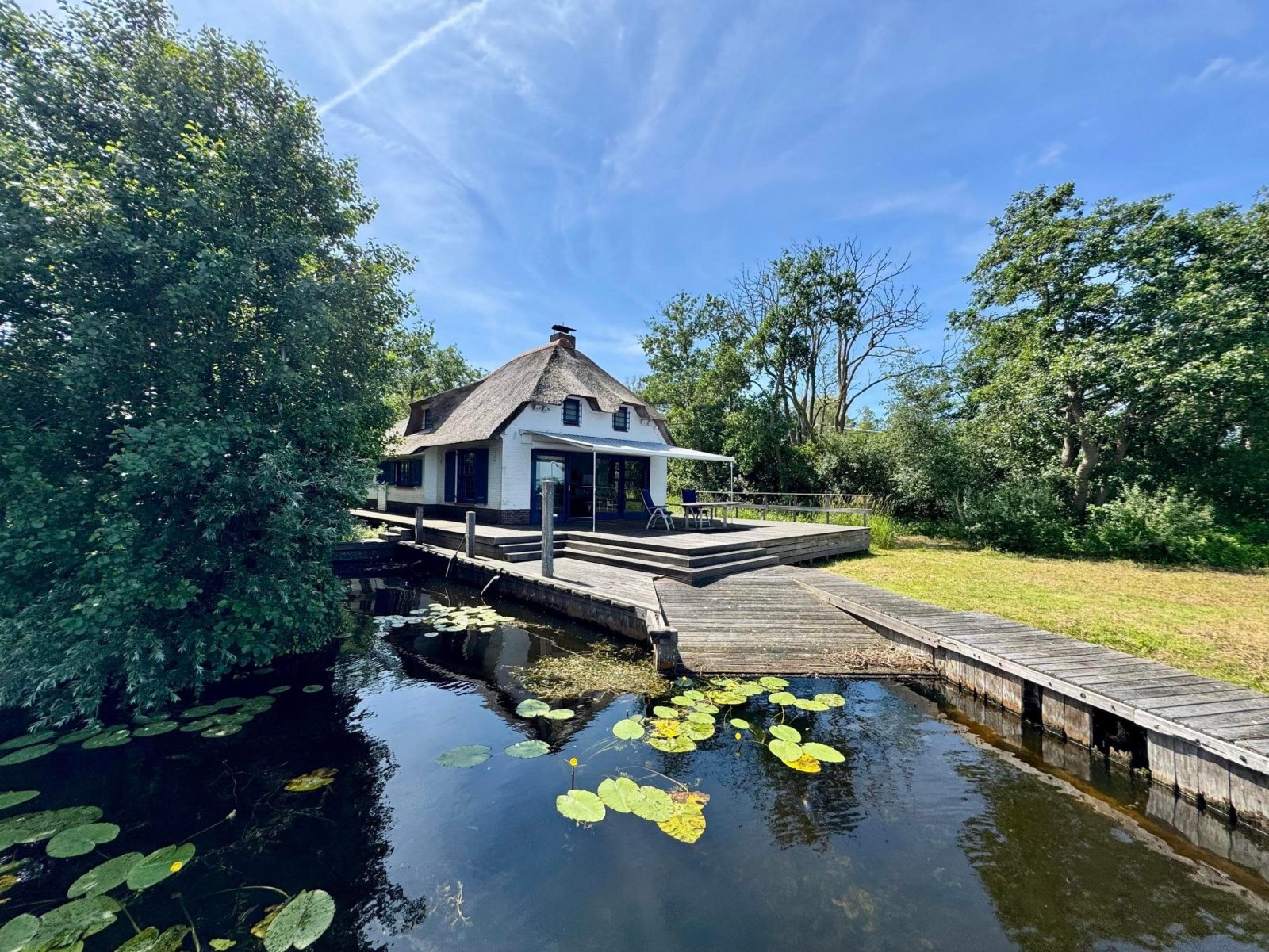 Wanneperveen: Sensationelles Reetdachhaus auf Halbinsel im Beulakerwijde nahe Ijsselmeer, Niederlande Wanneperveen: Sensationelles Reetdachhaus auf Halbinsel im Beulakerwijde nahe Ijsselmeer, Niederlande