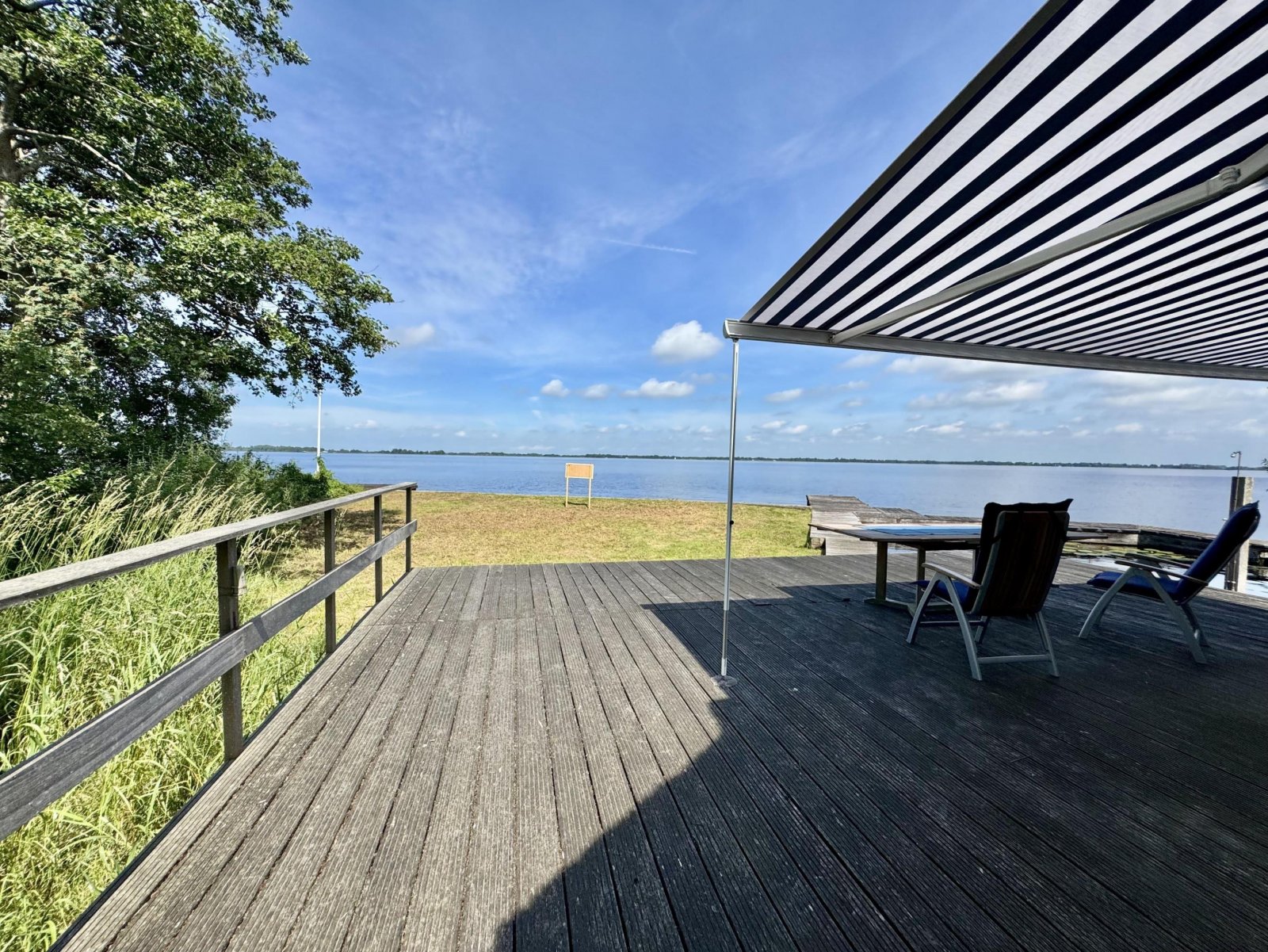 Terrasse m. Blick aufs Wasser Terrasse m. Blick aufs Wasser