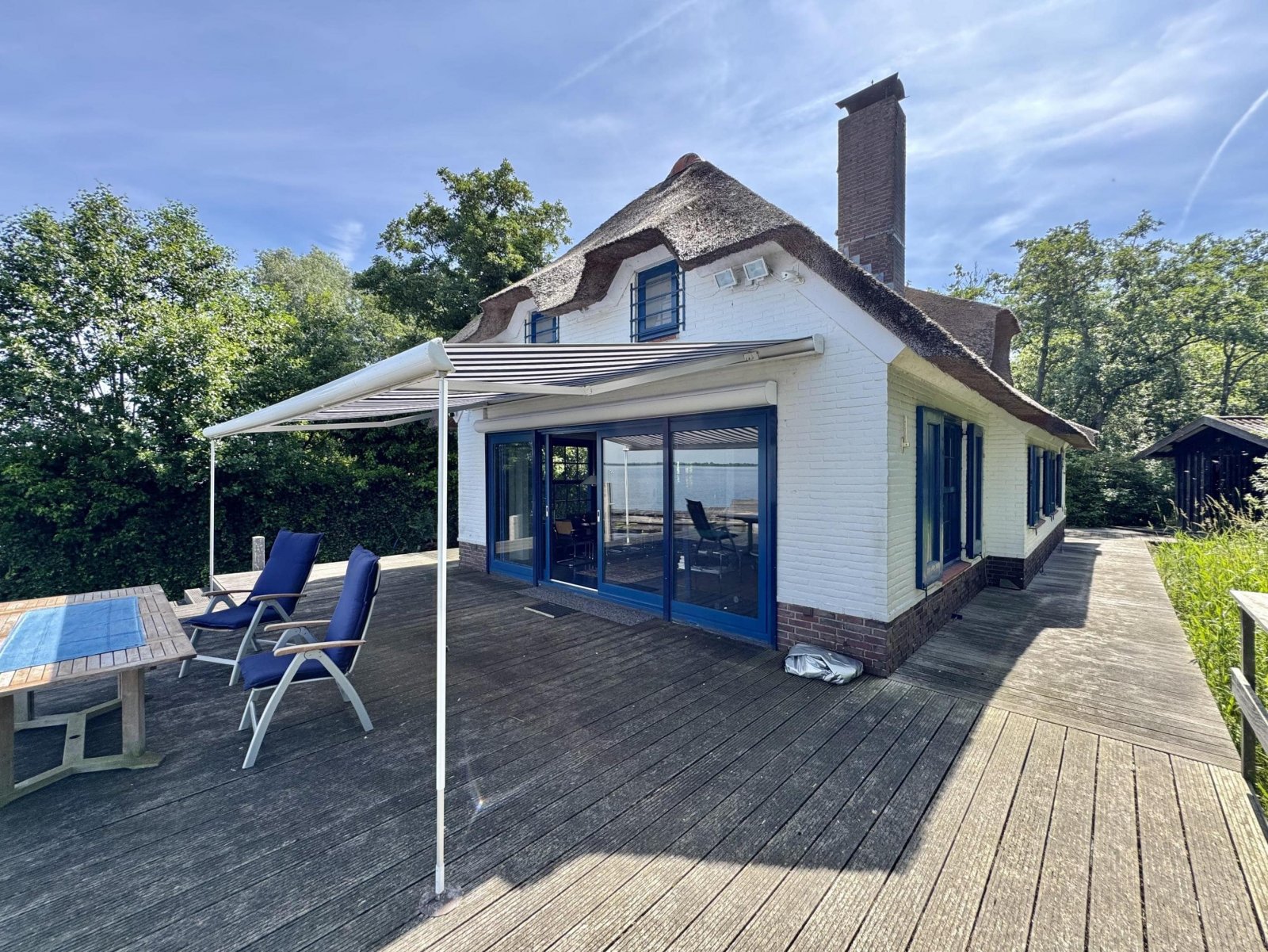 Rückansicht mit Terrasse Rückansicht mit Terrasse