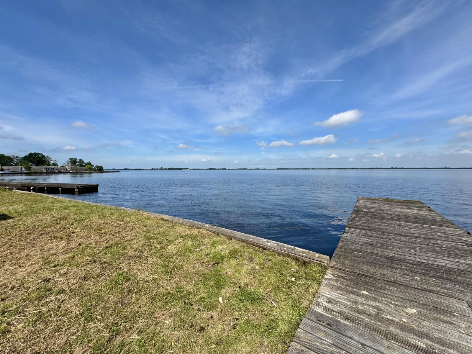 Blick vom Bootsteg aufs Wasser Blick vom Bootsteg aufs Wasser