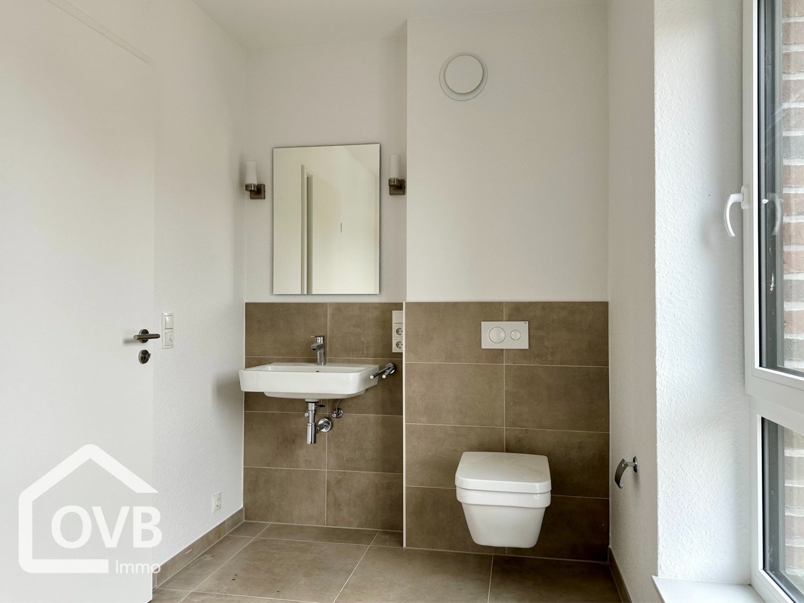 Badezimmer (Beispielwohnung, baugleich, gespiegelt) Badezimmer (Beispielwohnung, baugleich, gespiegelt)