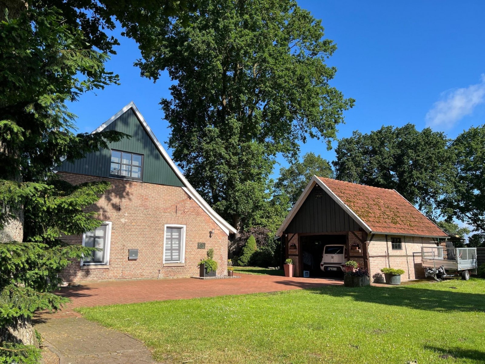 Seitliche Ansicht mit Garage Seitliche Ansicht mit Garage