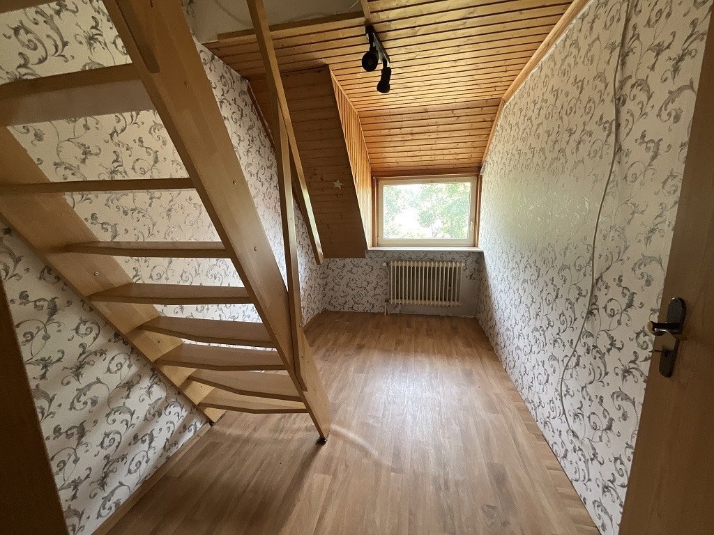 Kinderzimmer mit Zugang Dachboden