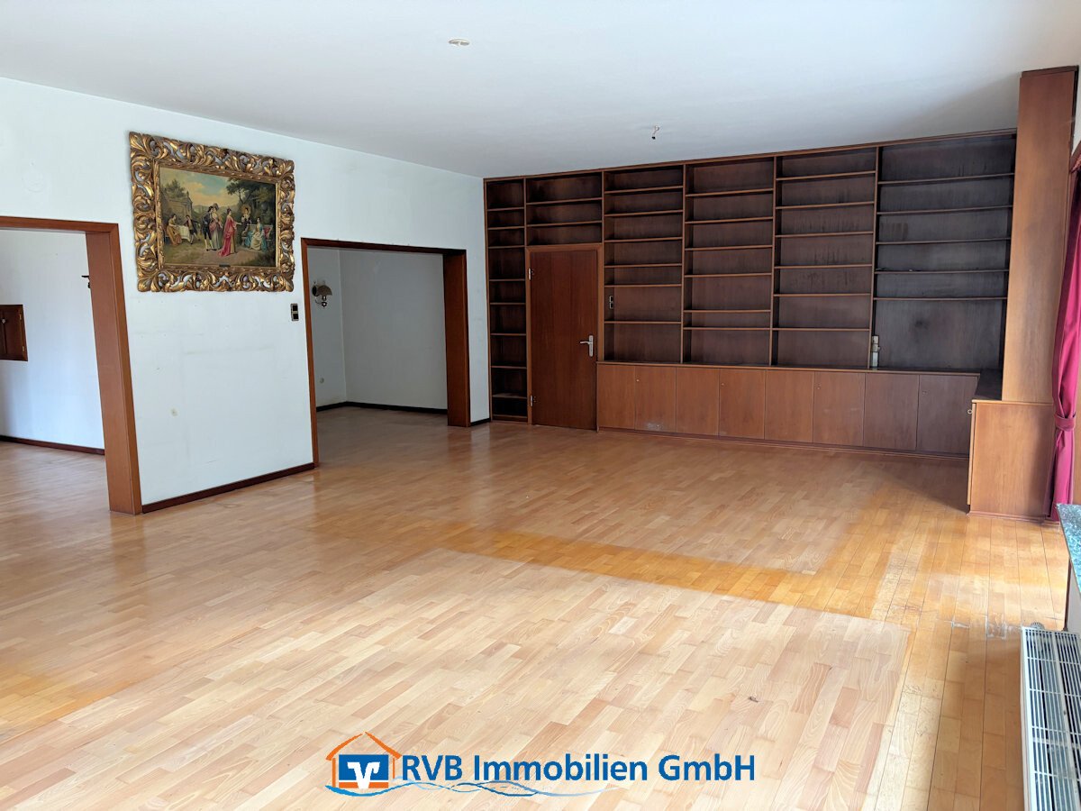 WE I: großes Wohnzimmer mit Bibliothekecke WE I: großes Wohnzimmer mit Bibliothekecke