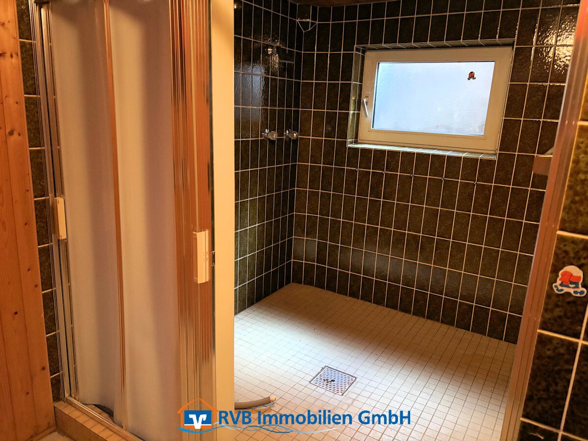 WE I: große Dusche im Keller WE I: große Dusche im Keller