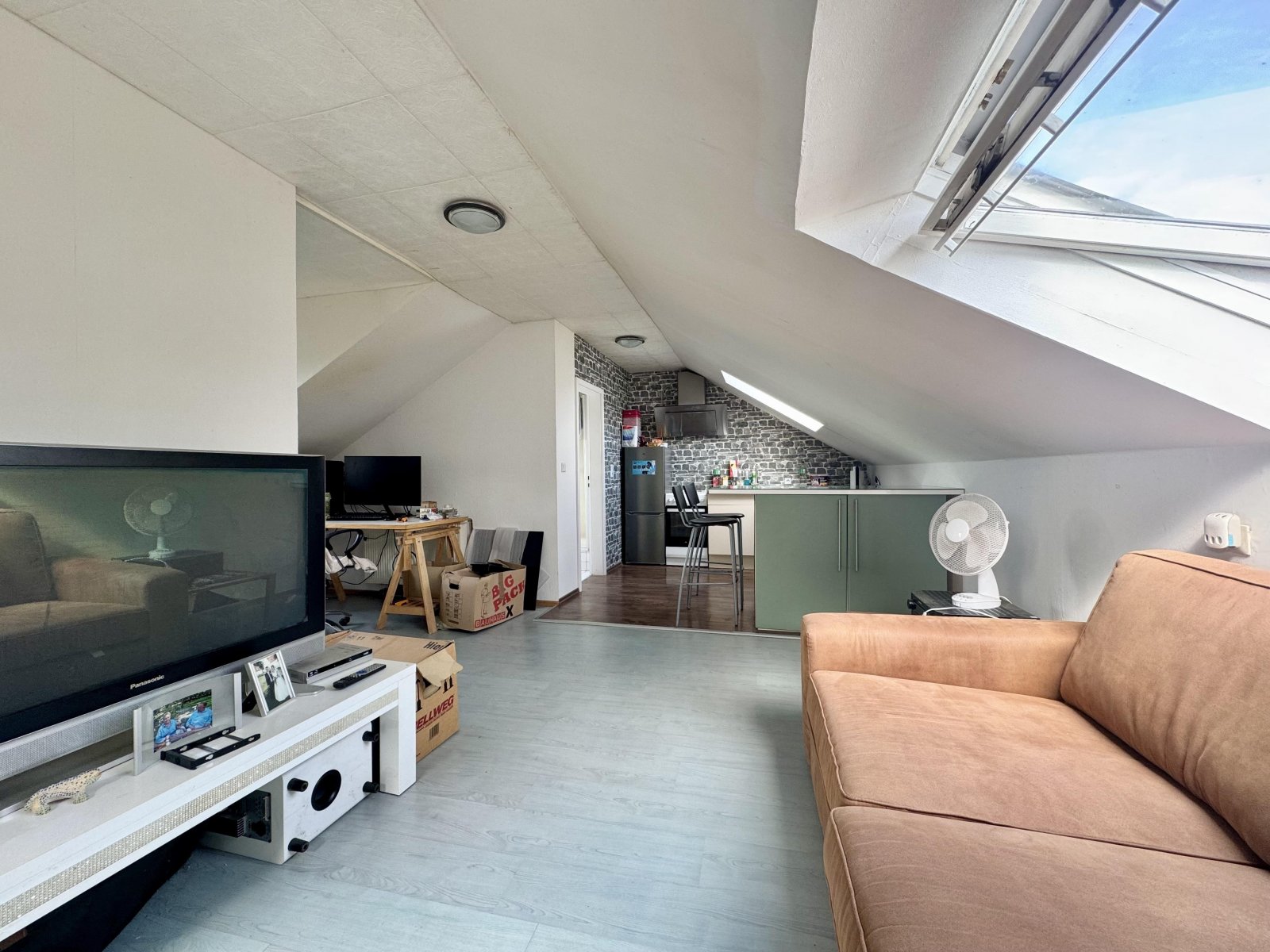Wohnzimmer m. Blick in Büro/Küche, DG