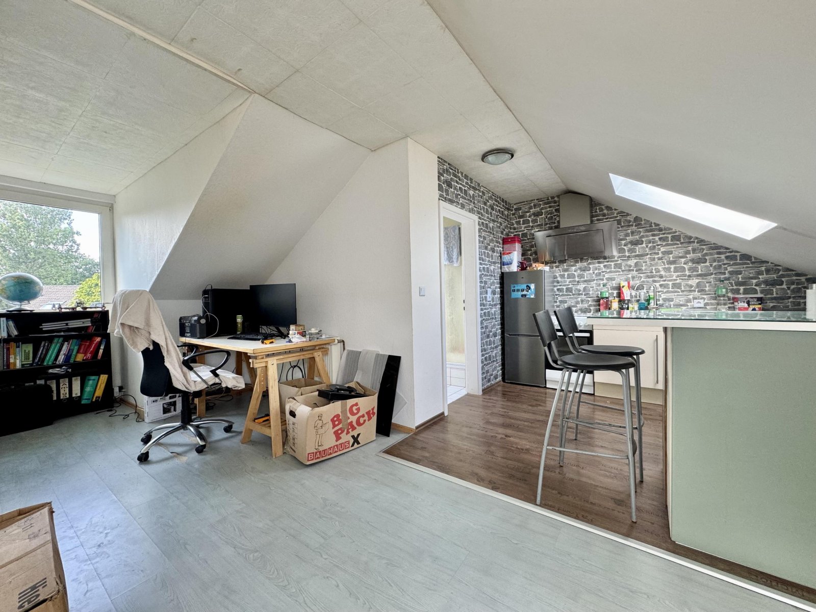 Arbeitszimmer mit Blick in die Küche, DG