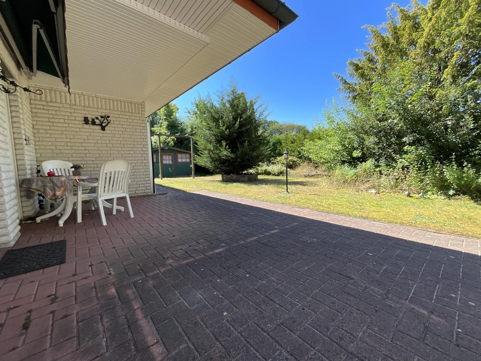 Überdachte Terrasse mit Blick in den Garten