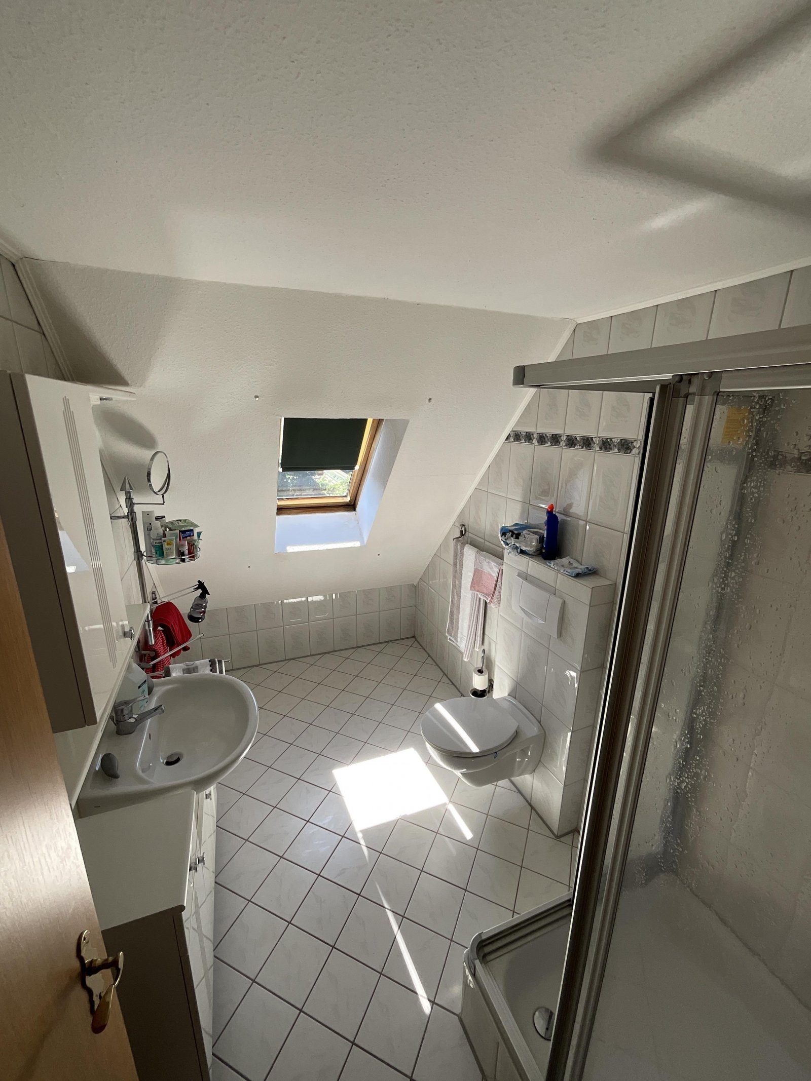 Badezimmer mit Dusche im Dachgeschoss