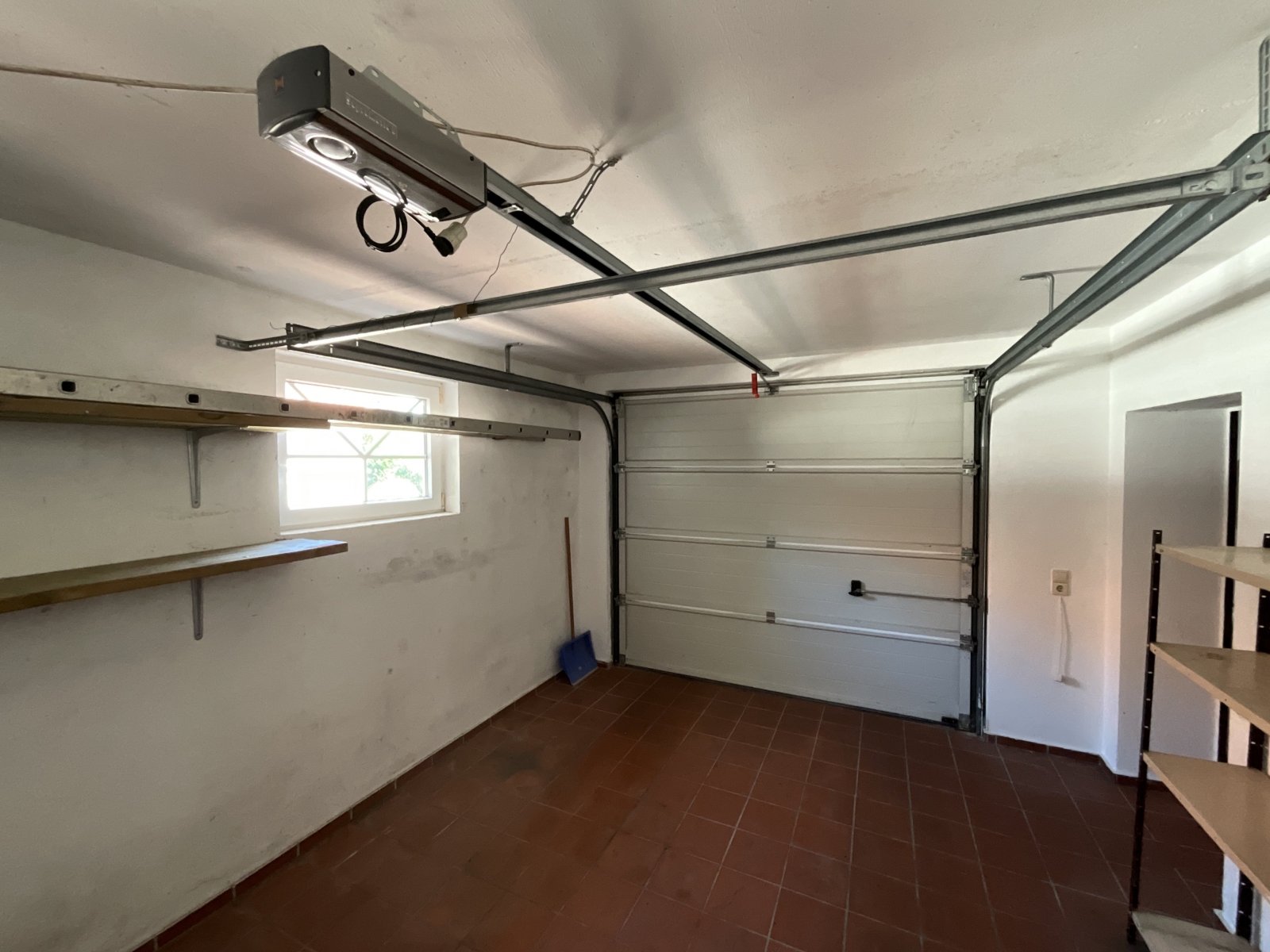 Garage mit elektrischem Sektionaltor