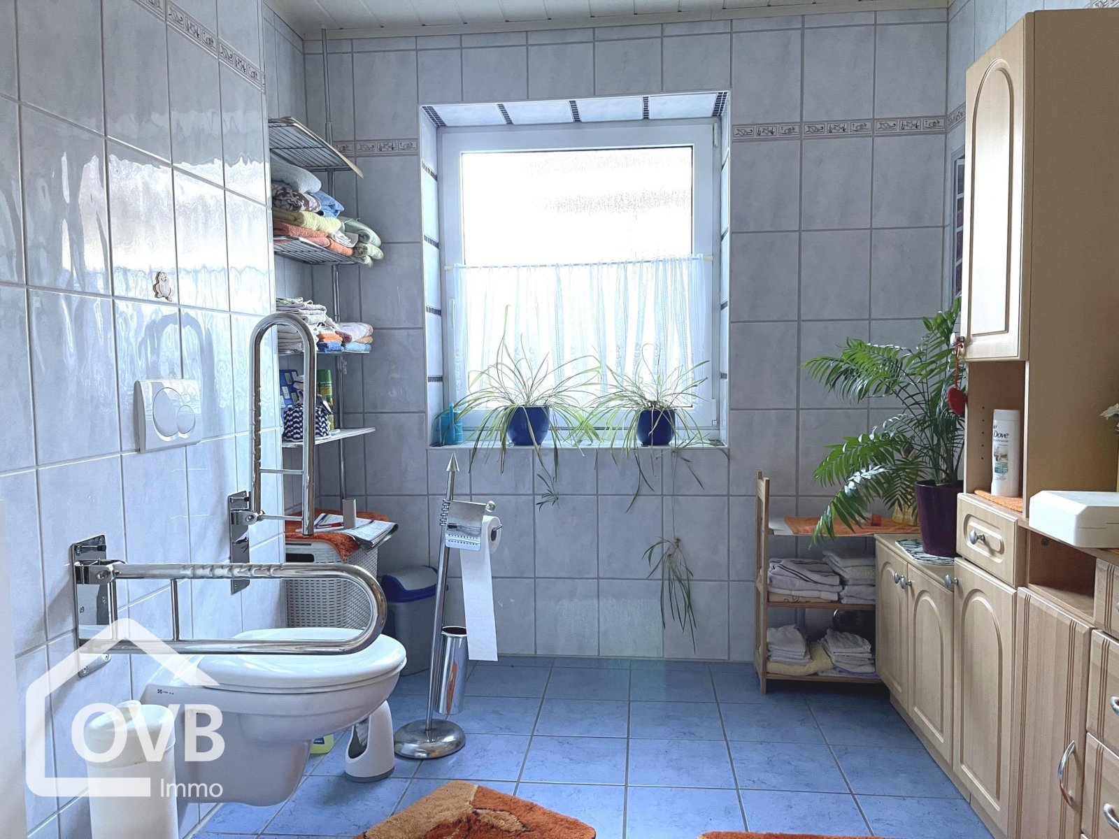 Badezimmer (EG) Badezimmer (EG)