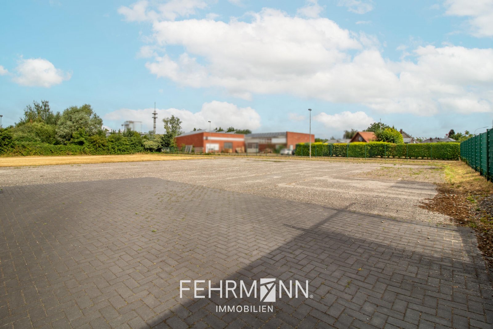 Freifläche und Parkplätze