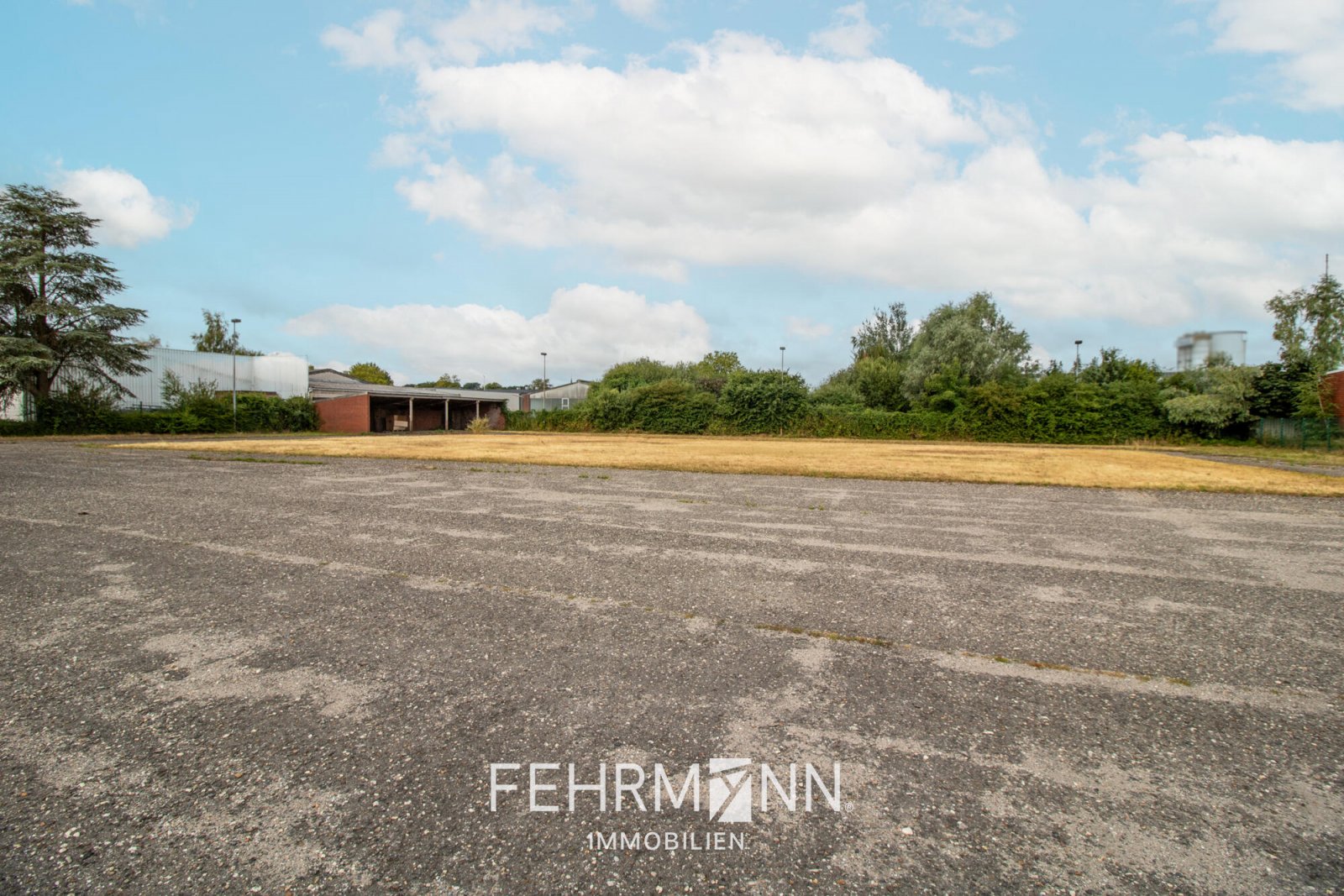 Freifläche und Parkplätze