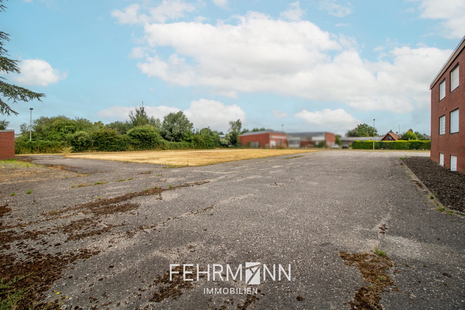 Freifläche und Parkplätze