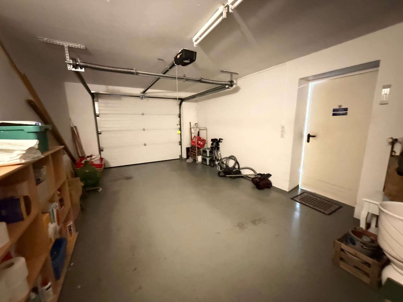 Garage mit Sektionaltor Garage mit Sektionaltor