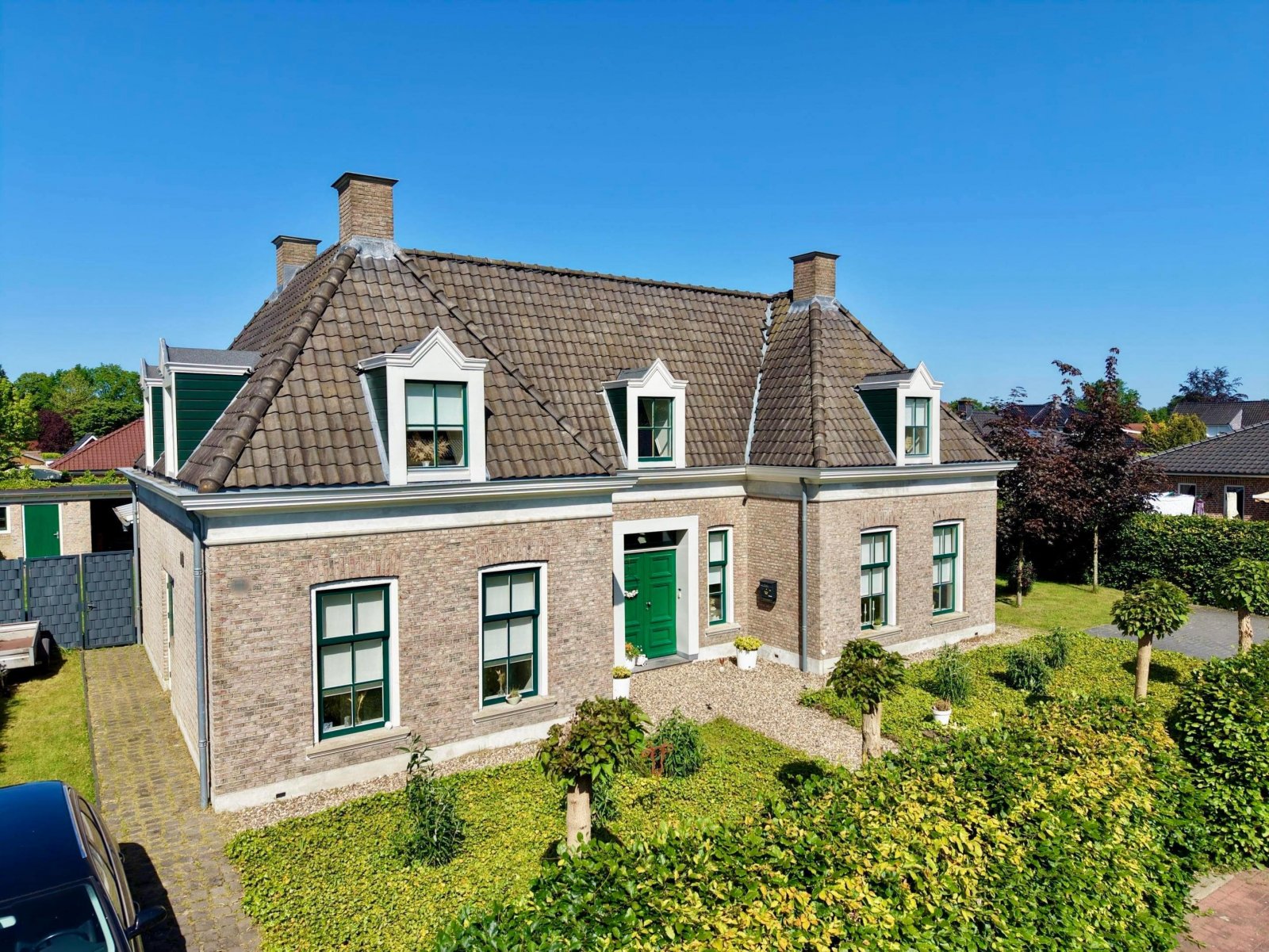 Straßenansicht, etw. seitlich, Luftaufnahme