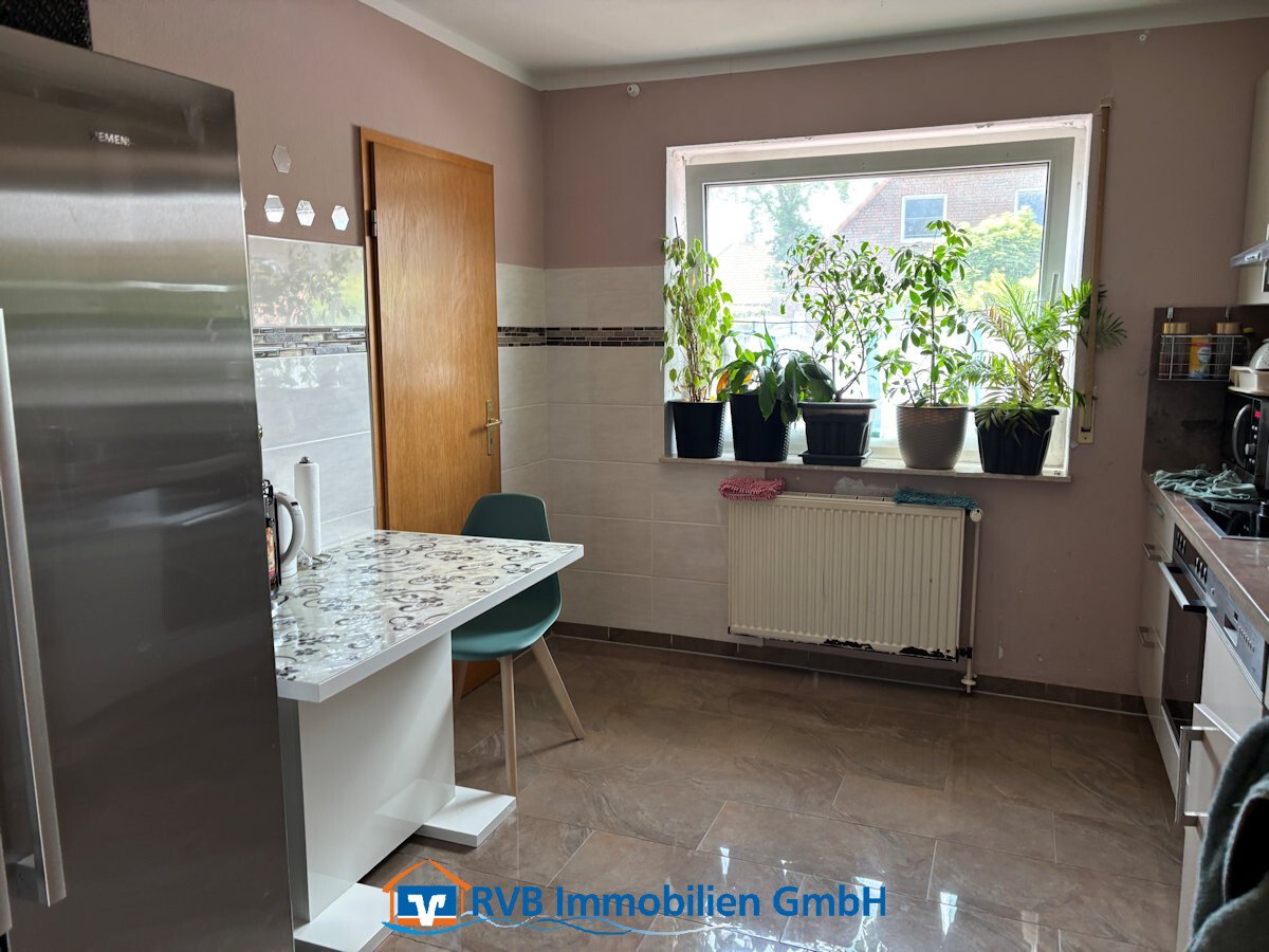 Küche mit Einbauküche u. Speisekammer Küche mit Einbauküche u. Speisekammer
